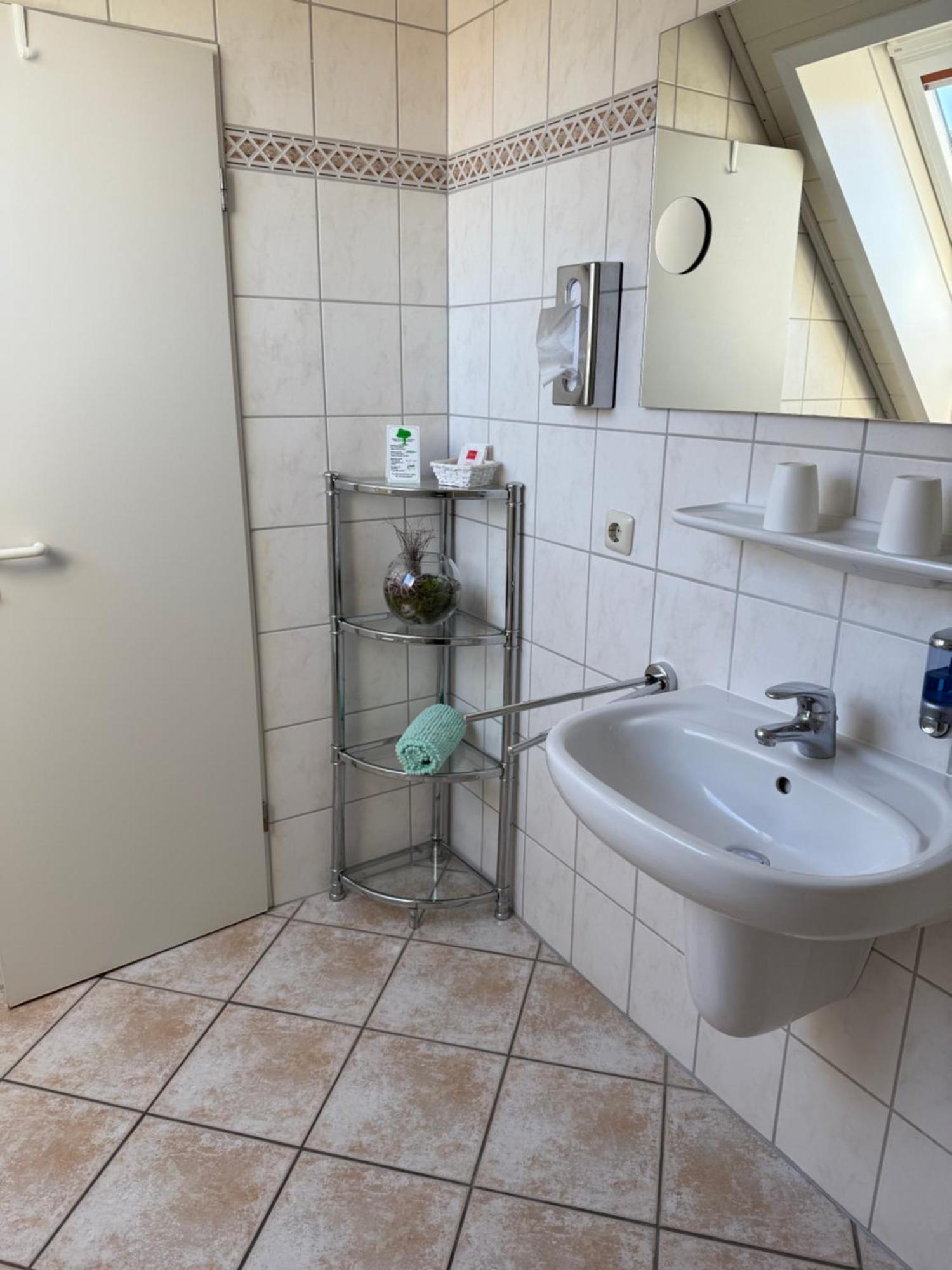 Hotel Peters Neuharlingersiel Esterno foto