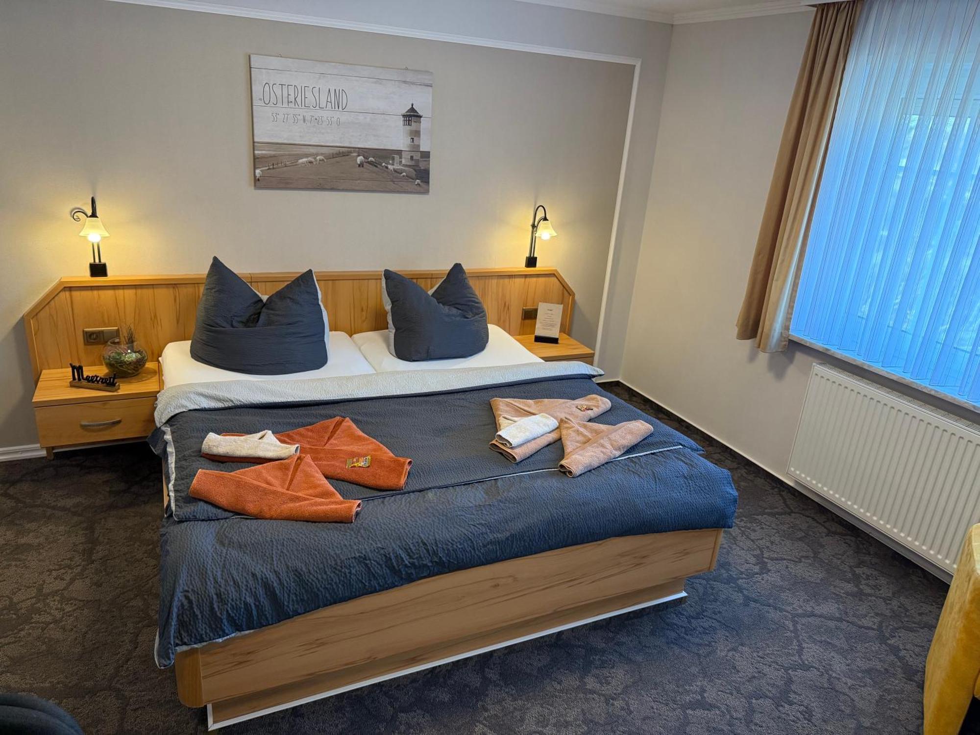 Hotel Peters Neuharlingersiel Esterno foto