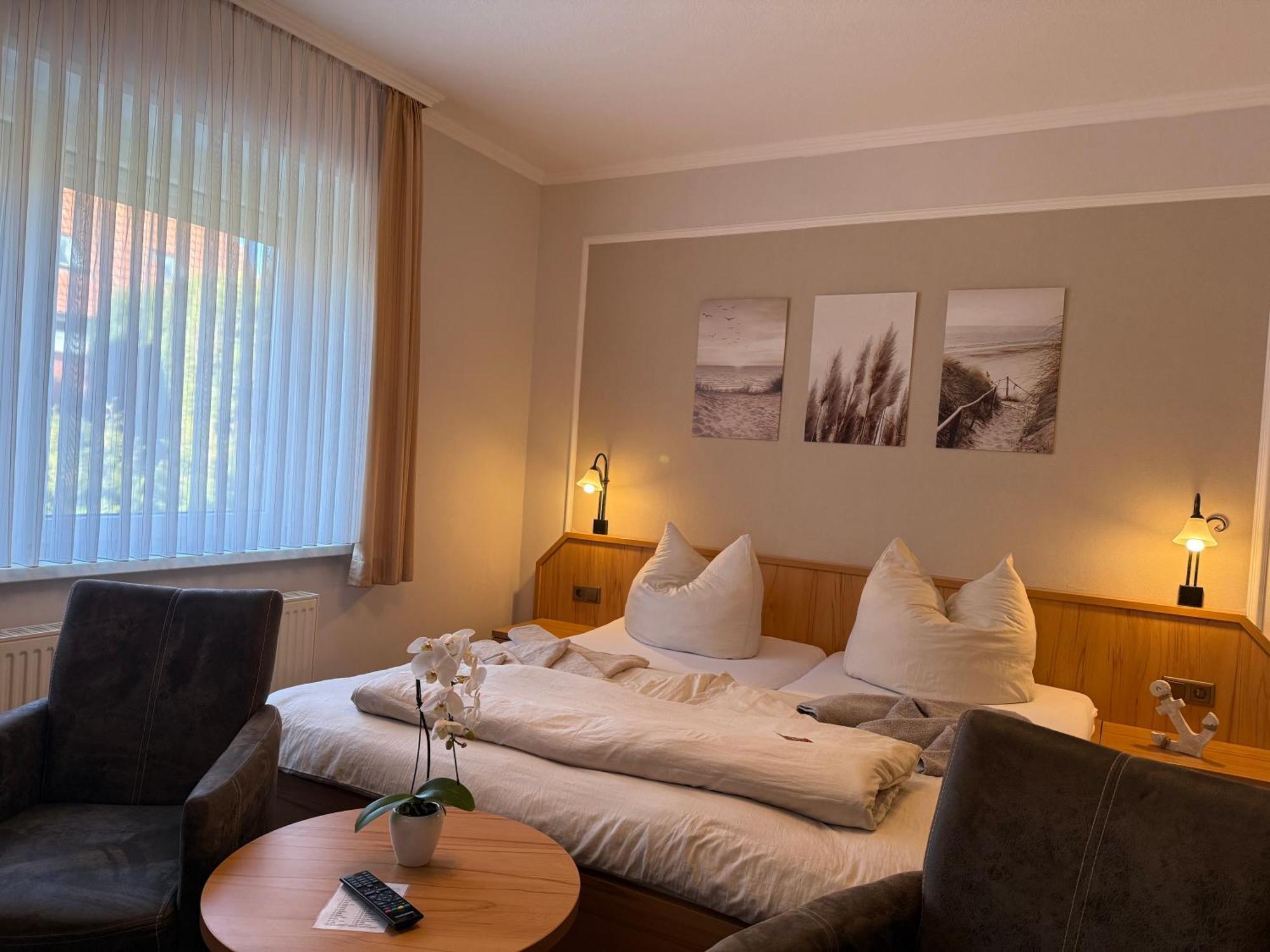 Hotel Peters Neuharlingersiel Esterno foto